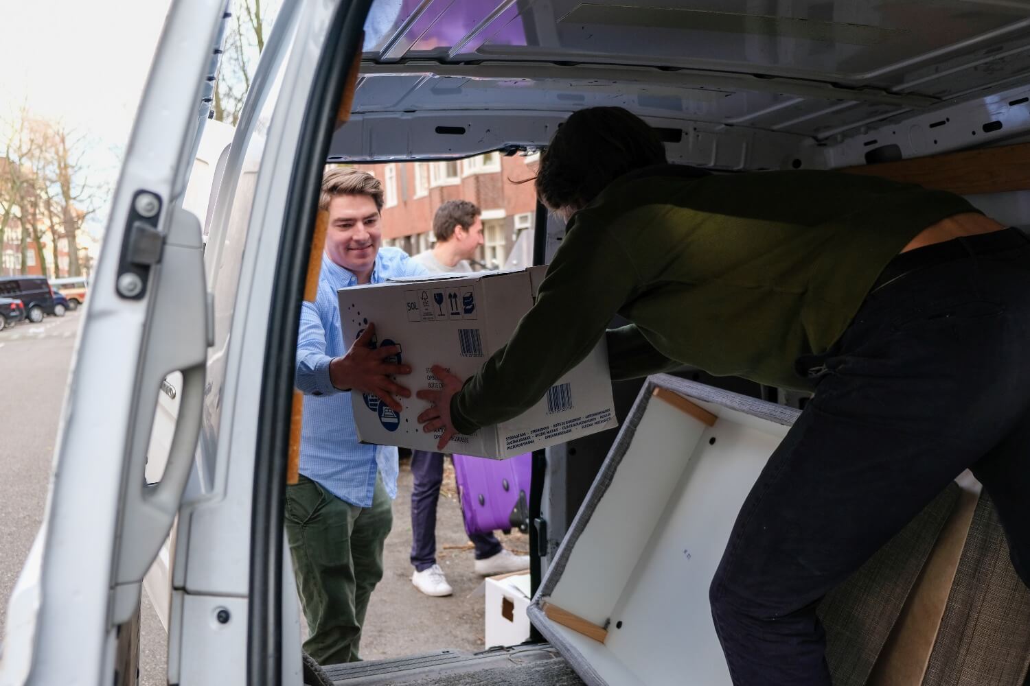 busje met verhuishulp en verhuisdozen
